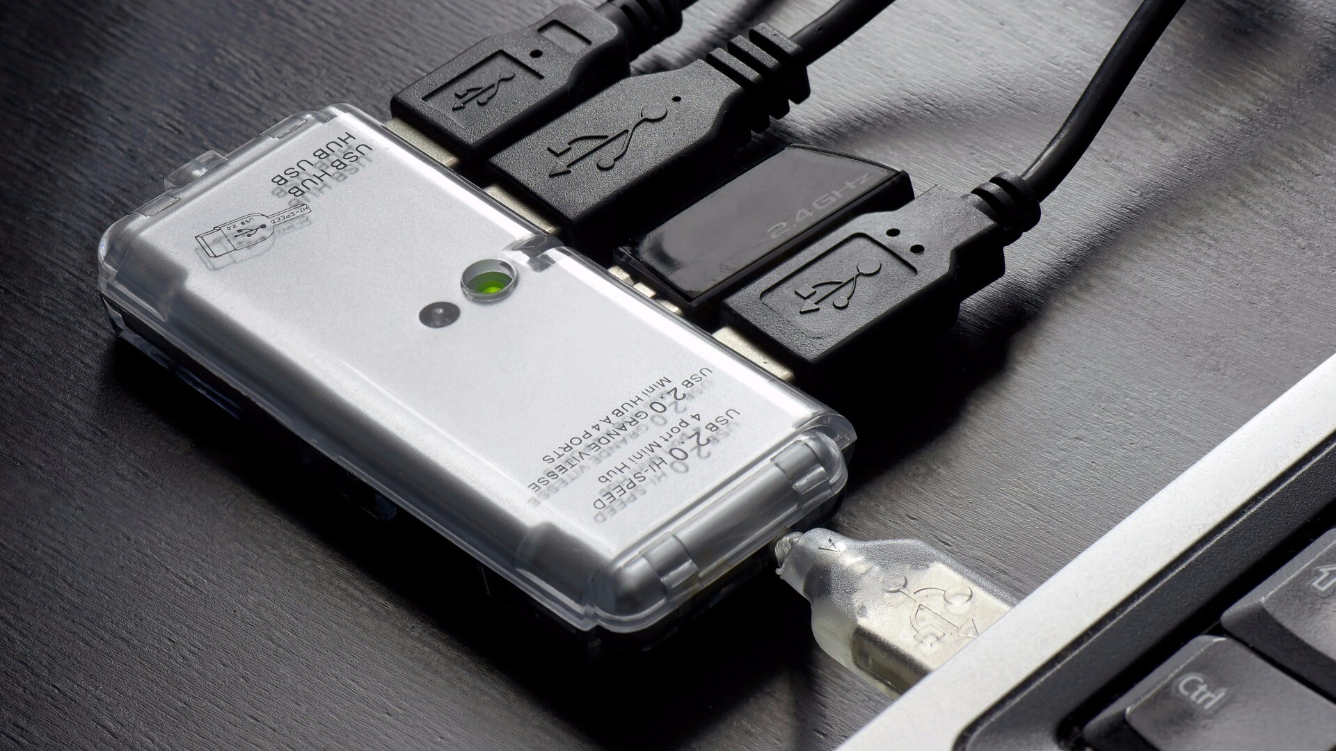 USB connections can "leak" private data to adjacent ports