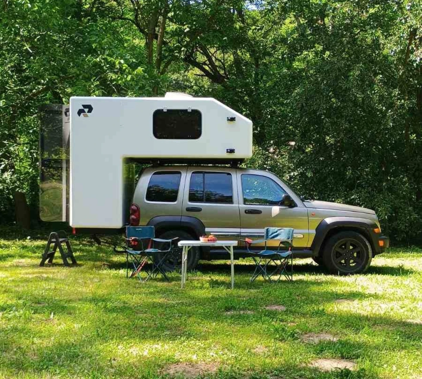 Native 200 Roofroomer universal rooftop-hitch car camping pod