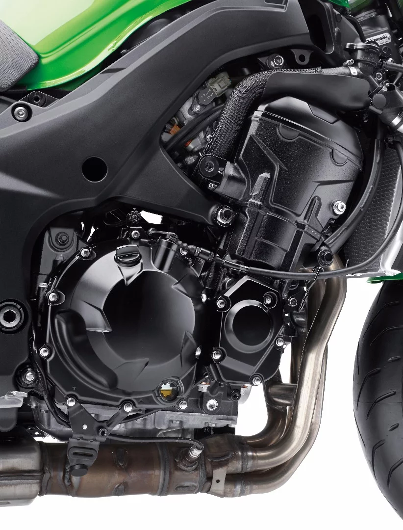 The four-cylinder powerplant of the 2017 Kawasaki Z1000SX produces 142 hp (105.9 hp)