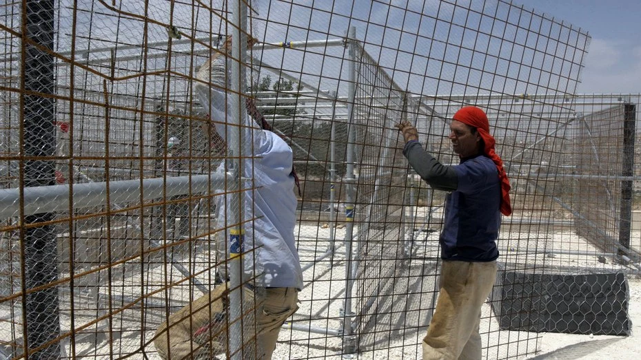 Re:Build comprises scaffolding tubes joined together in order to build a simple frame for whatever structure is required, then fencing is added to create walls