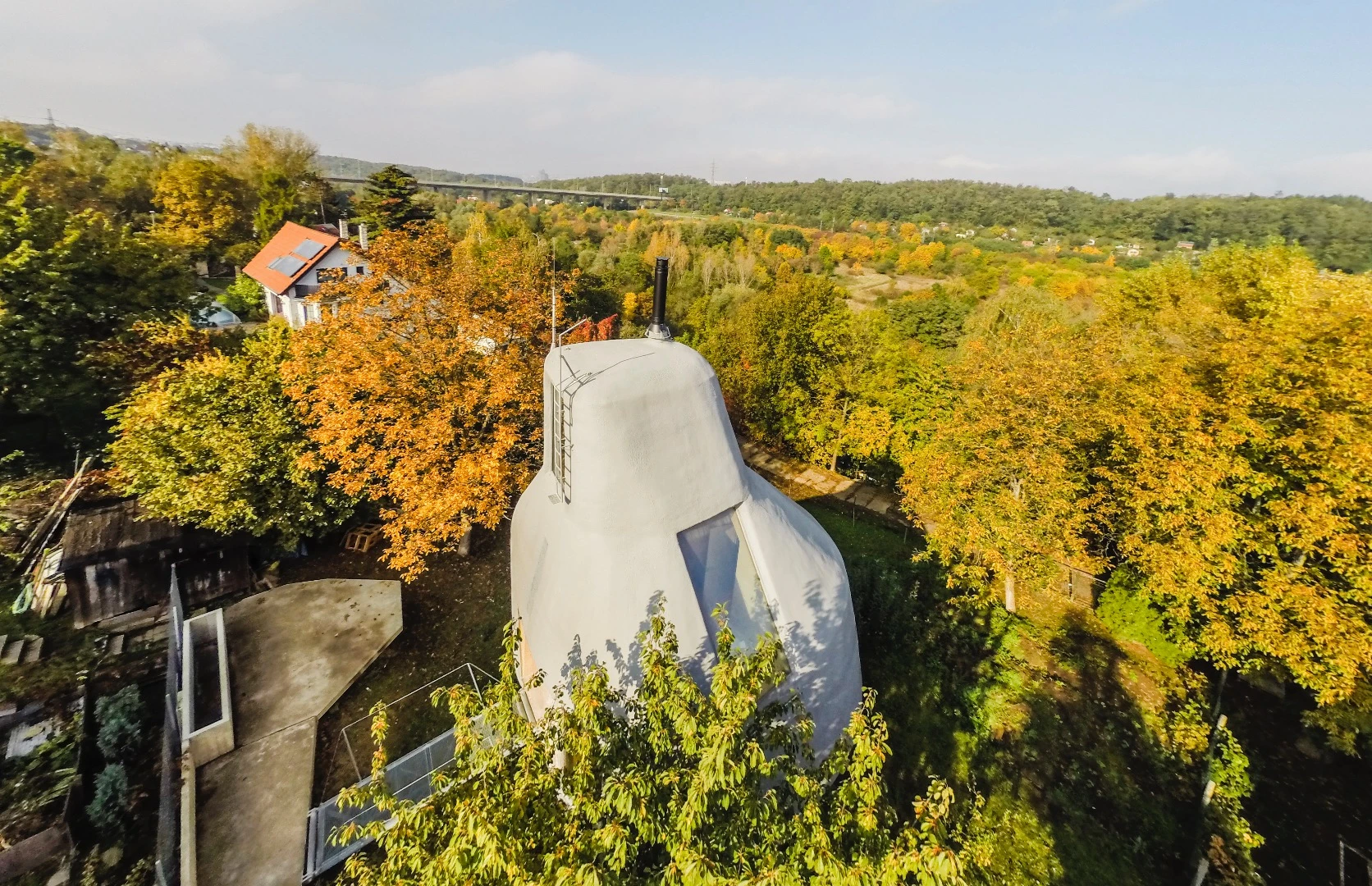 The House in the Orchard is covered with waterproofed polyurethane closed cell foam insulation, which lends the home its grey appearance