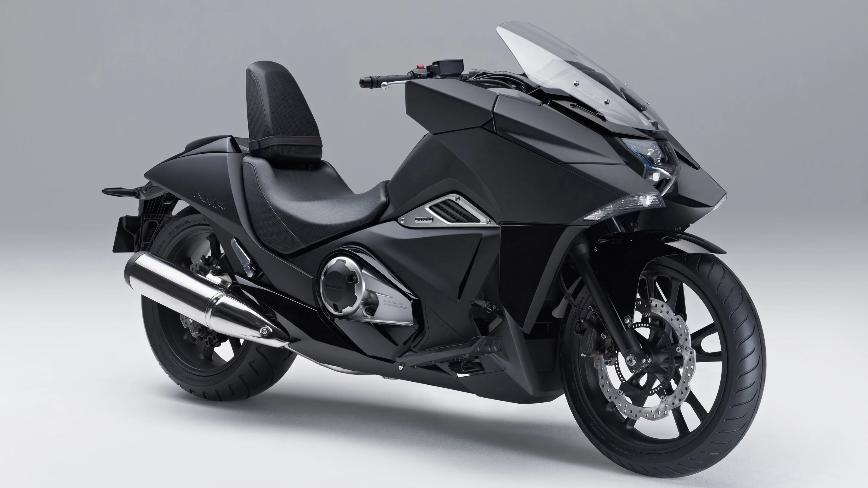 The Vultus' compact 745cc liquid-cooled, SOHC 8-valve parallel twin-cylinder engine is a very usable, fuel-efficient and clean powerplant. The relatively long-stroke architecture and specially shaped combustion chambers combine with a heavier-than-normal crankshaft to produce strong torque from very low down in the rev range, and punchy low-to-mid range performance: Peak power is 40.3 kW at 6,250rpm, with a meaty peak 68Nm of torque at just 4,750rpm - right where you need it for drivability.