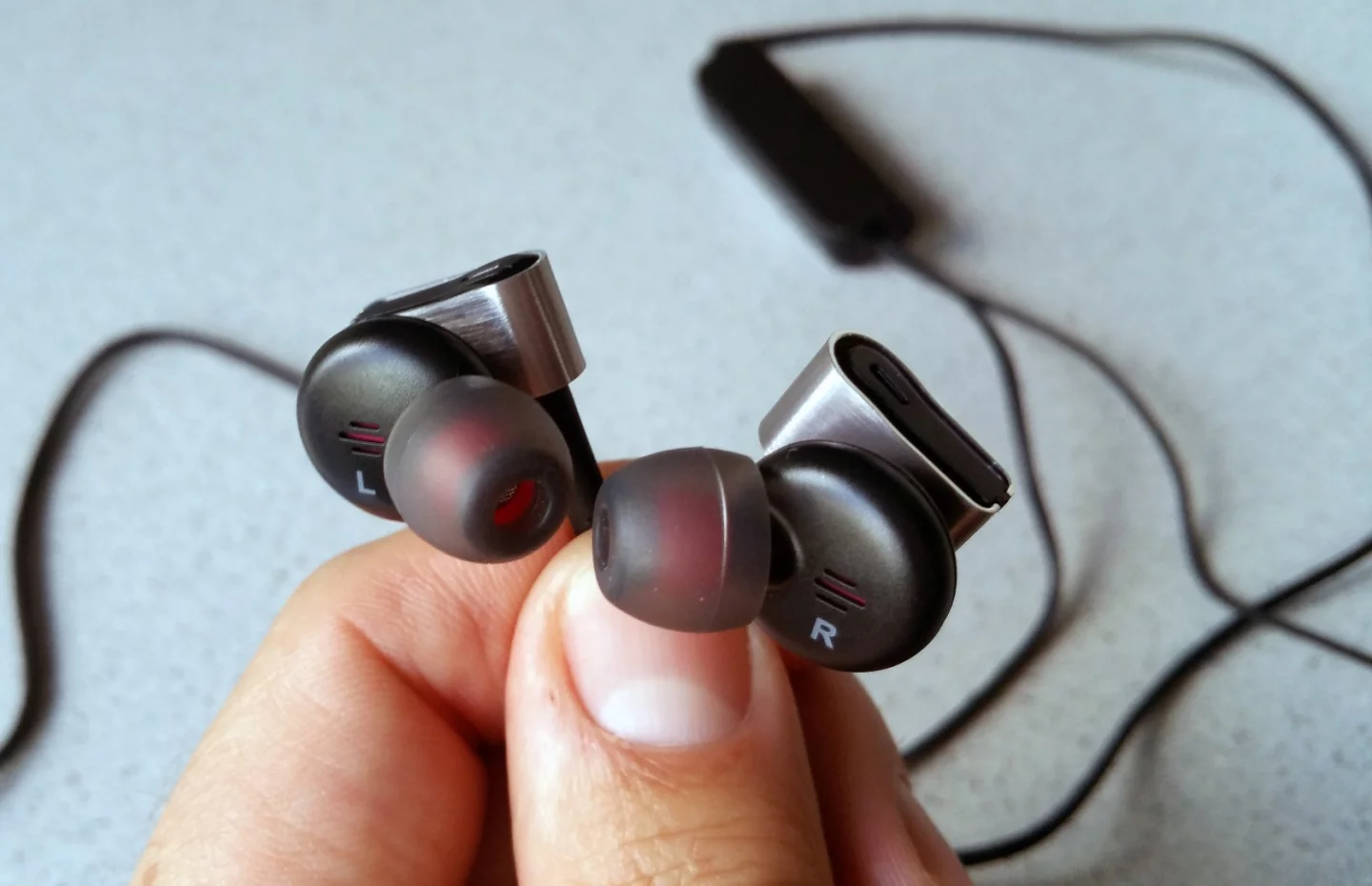 The Phiaton PS 202 NC looks classy in satin black and brushed metal finishes