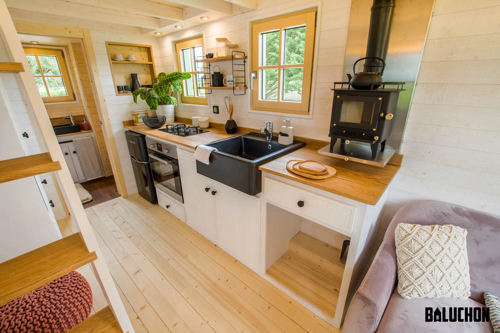 La Mésange Verte's kitchen includes cabinetry and some shelving