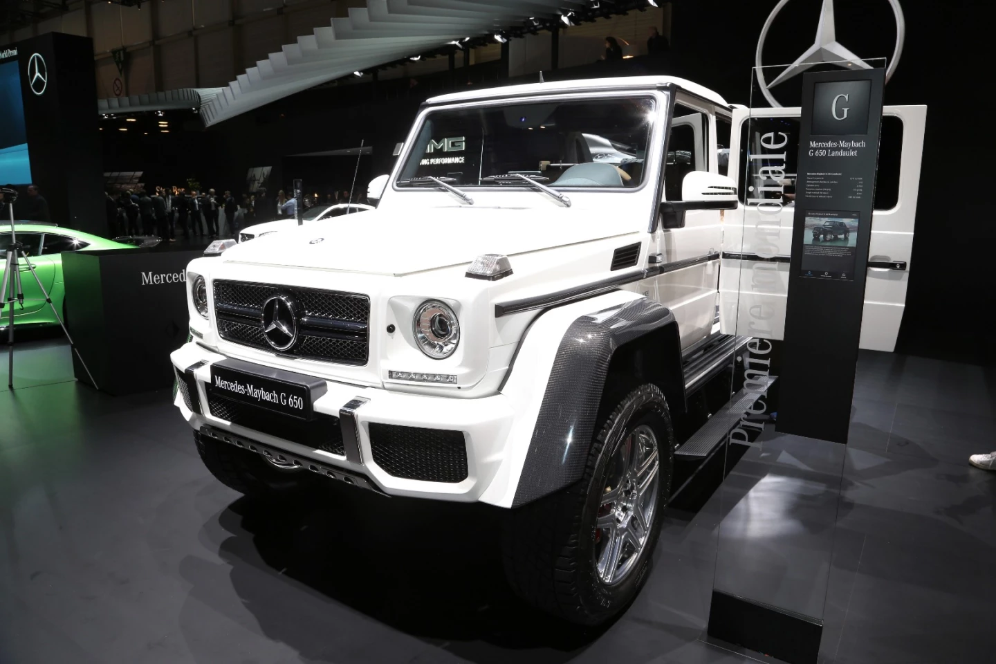 An ultra-premium hardcore off-roader designed to shuttle folks around limousine-style? That about sums up the Maybach G650 Landaulet