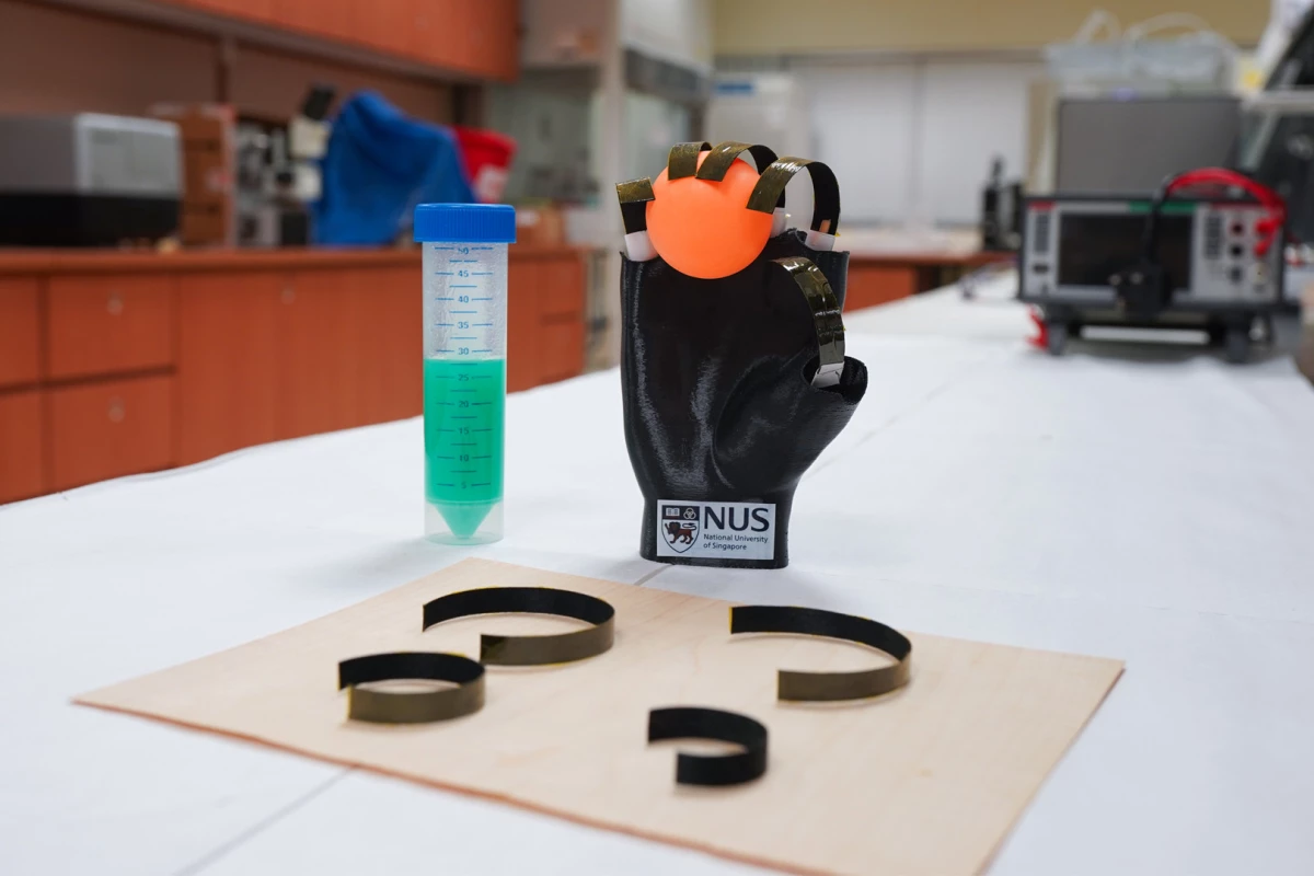 This wooden gripper combines a soft touch with the ability to handle the heat