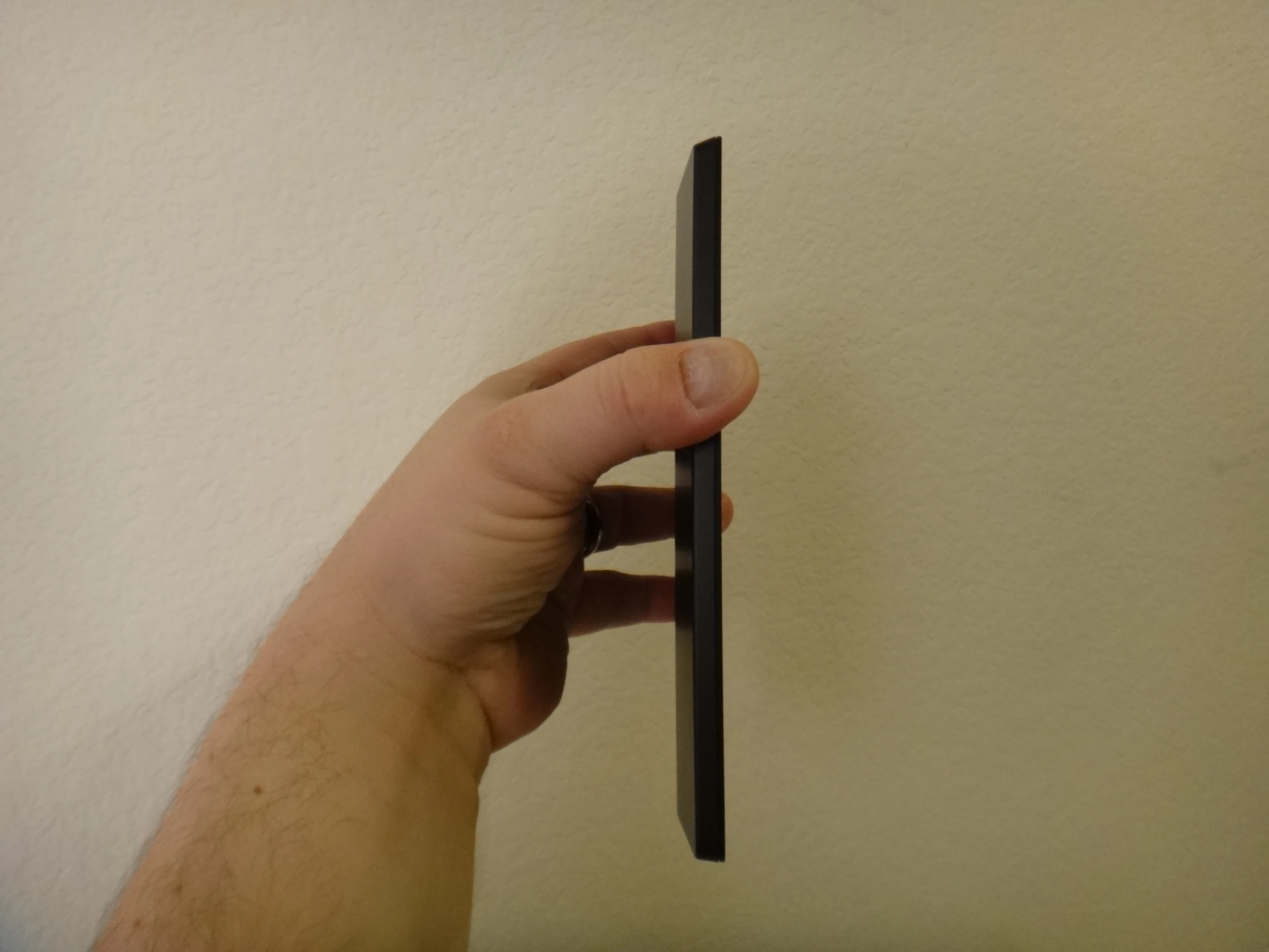 I was able to even palm the full width of the Kobo e-reader and still keep a firm hold on it, although that might just be due to the size of my hands