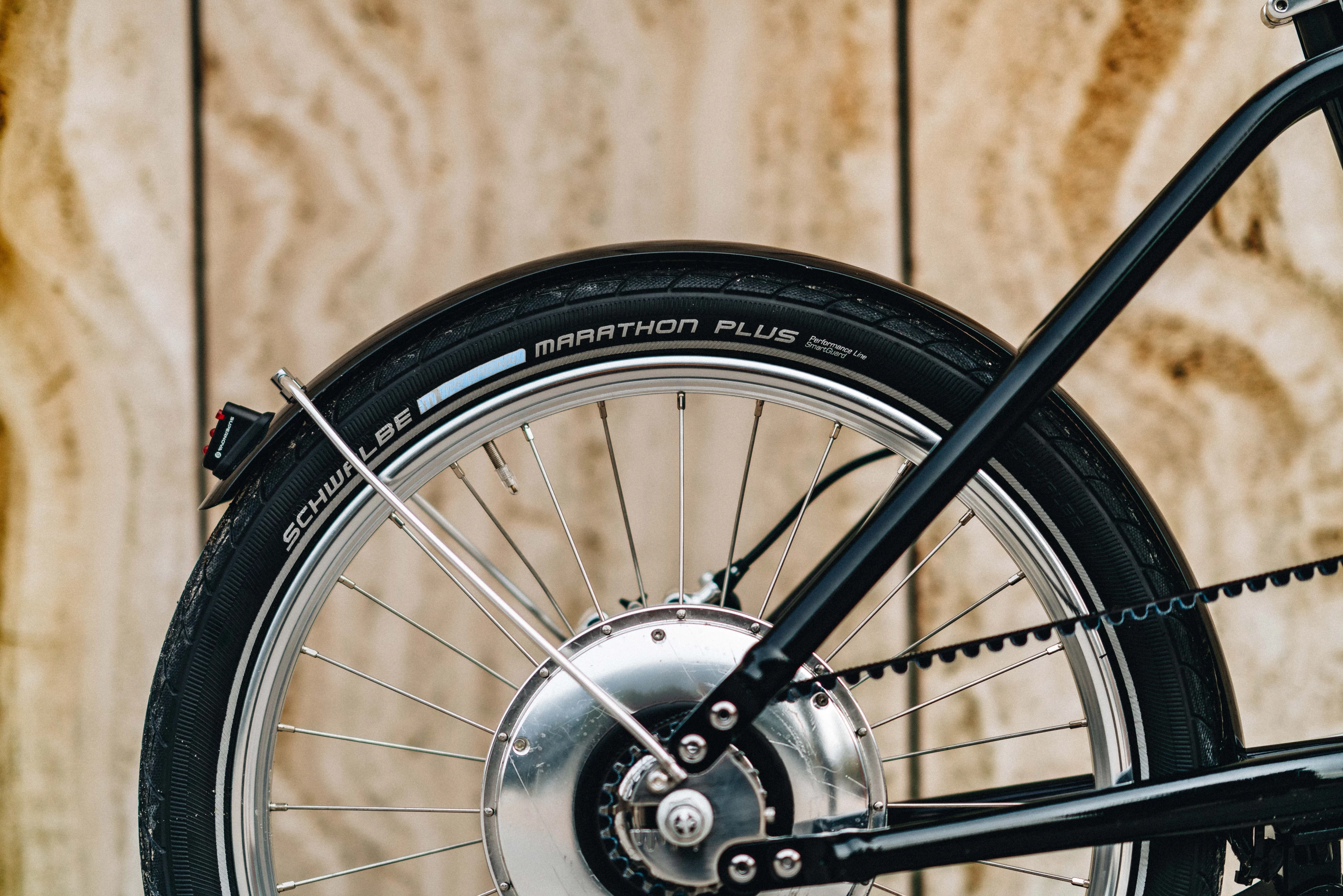 The rear hub is home to batteries and motor, and other electronics, while a Gates carbon belt drive offers a clean, maintenance-free ride
