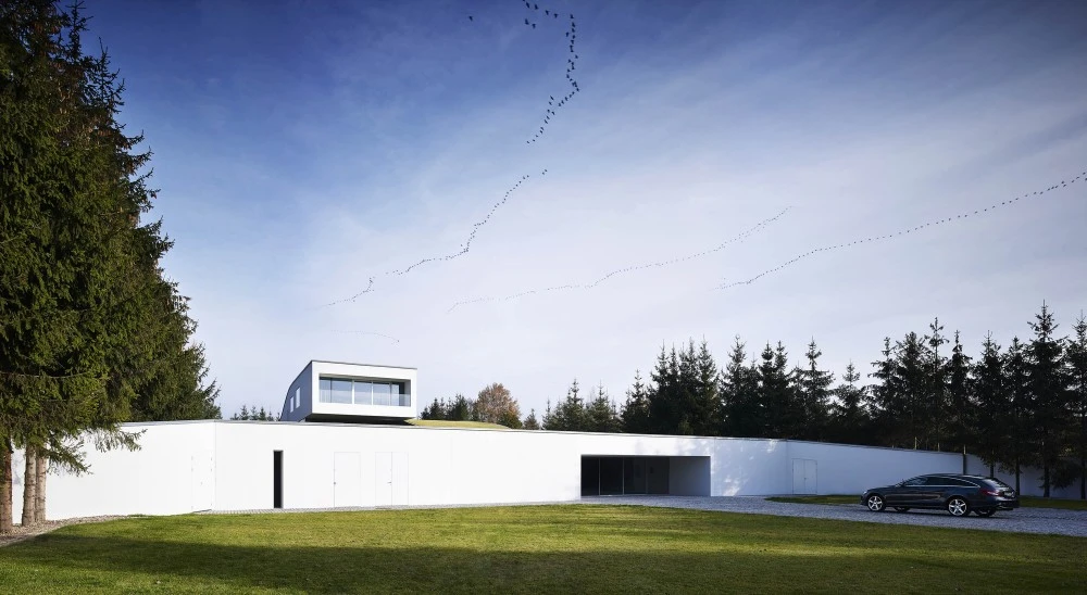 Autofamily House bears more than a little resemblance to a suburban version of Batman's Batcave (Photo: Juliusz Sokołowski)