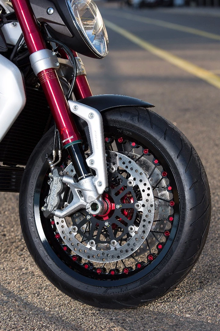 MV Agusta Dragster 800 RR: Marzocchi forks and Brembo monobloc brake calipers