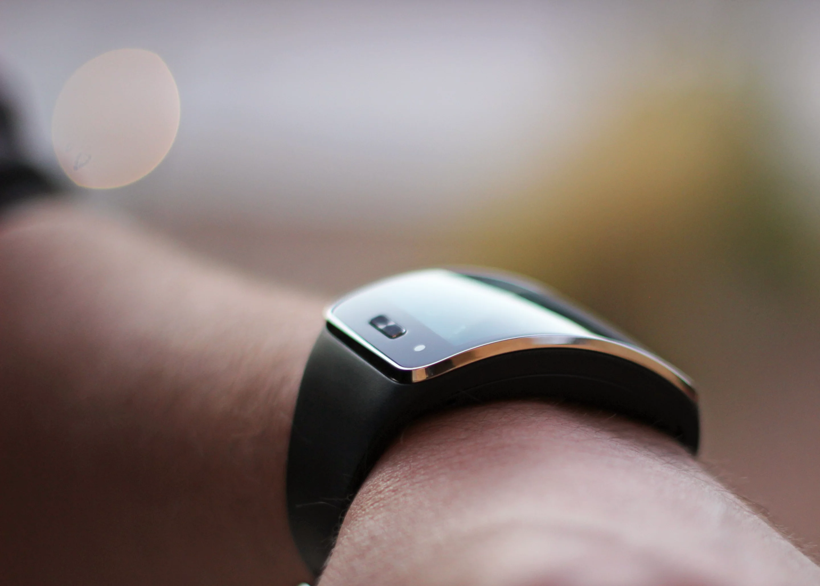 Another look at the Gear's 2-in curved screen (Photo: Will Shanklin/Gizmag.com)