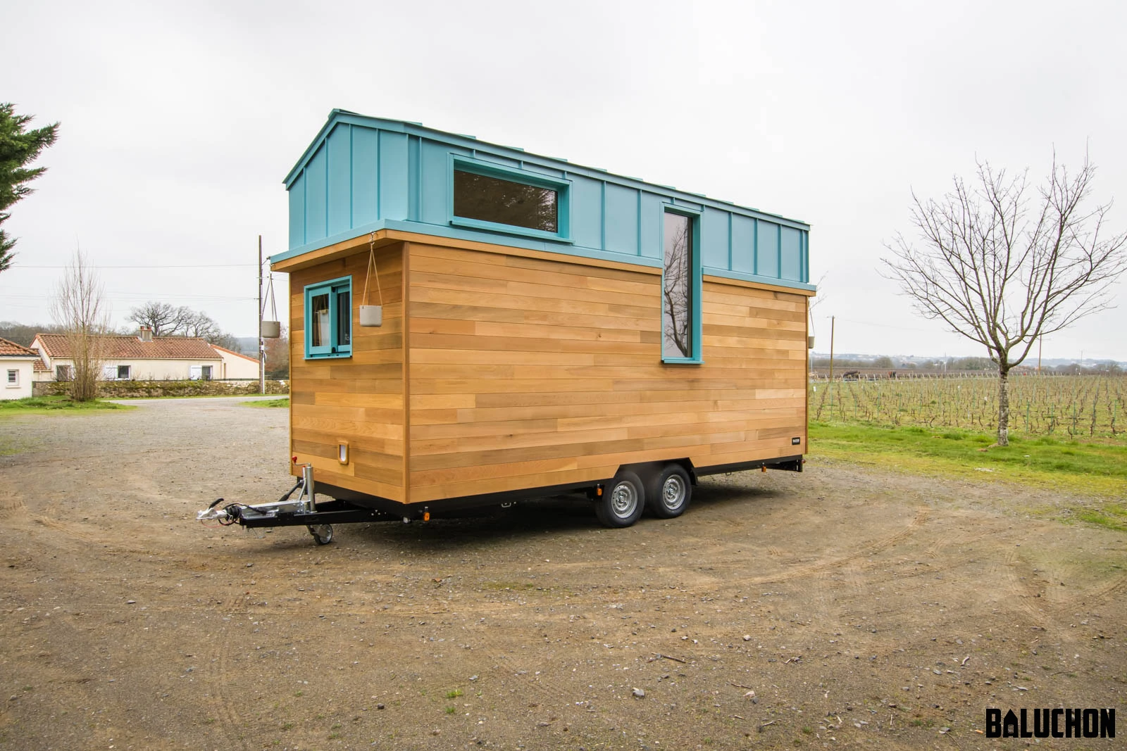 The Tiny house Kalzennig is finished in cedar cladding, with aluminum accenting