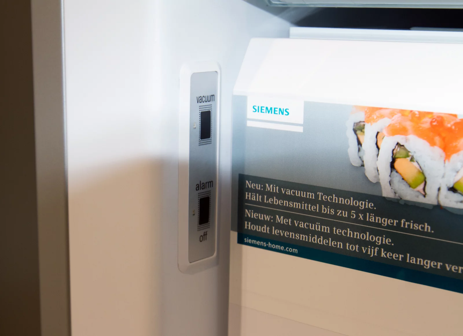 Pushing the vacuum button reduces the air pressure inside the drawer by 300 millibars
