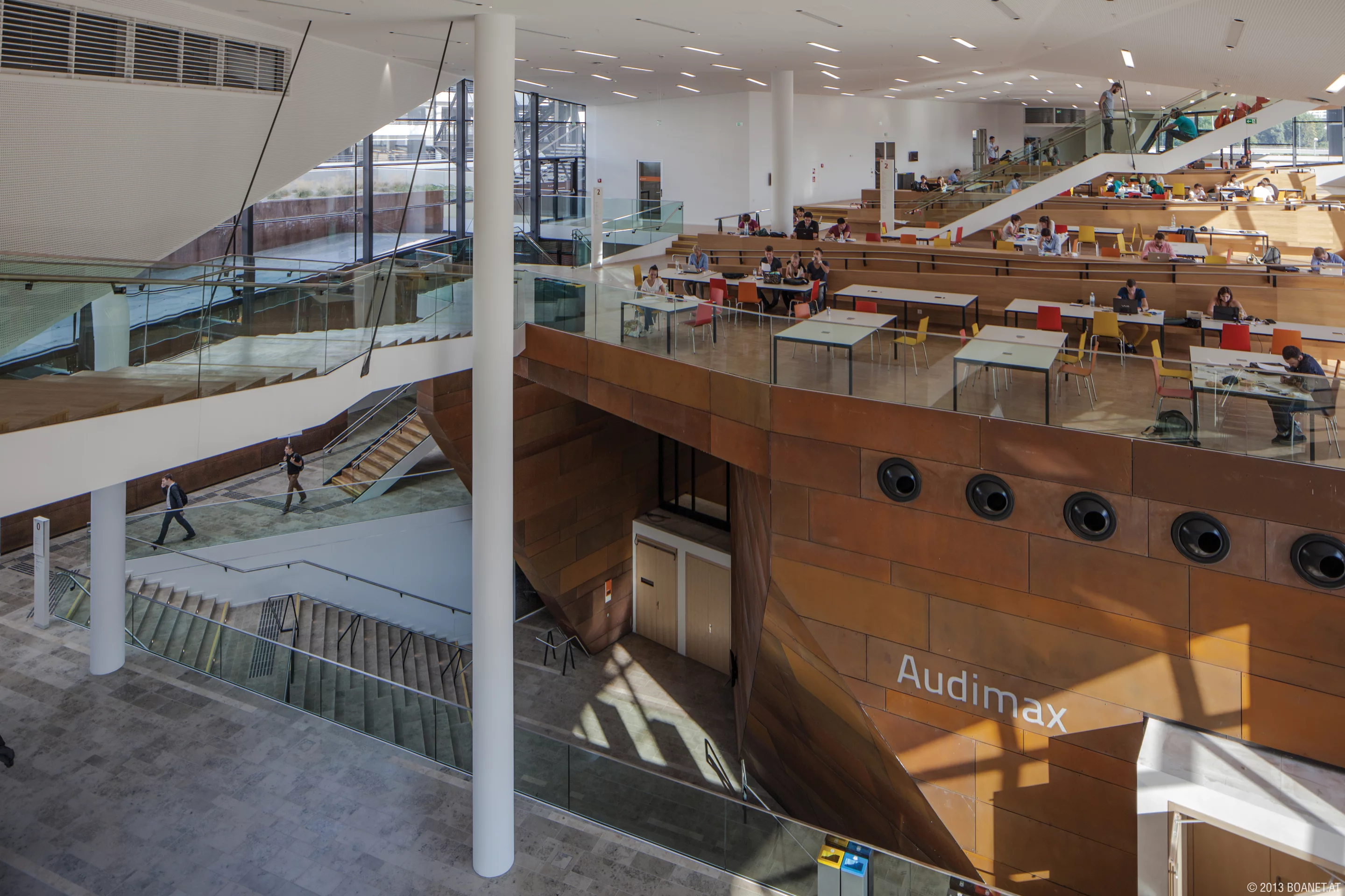 Like the Teaching Center, here, most of the buildings have large atrium spaces that take in natural light (Image: Campus WU/boanet)