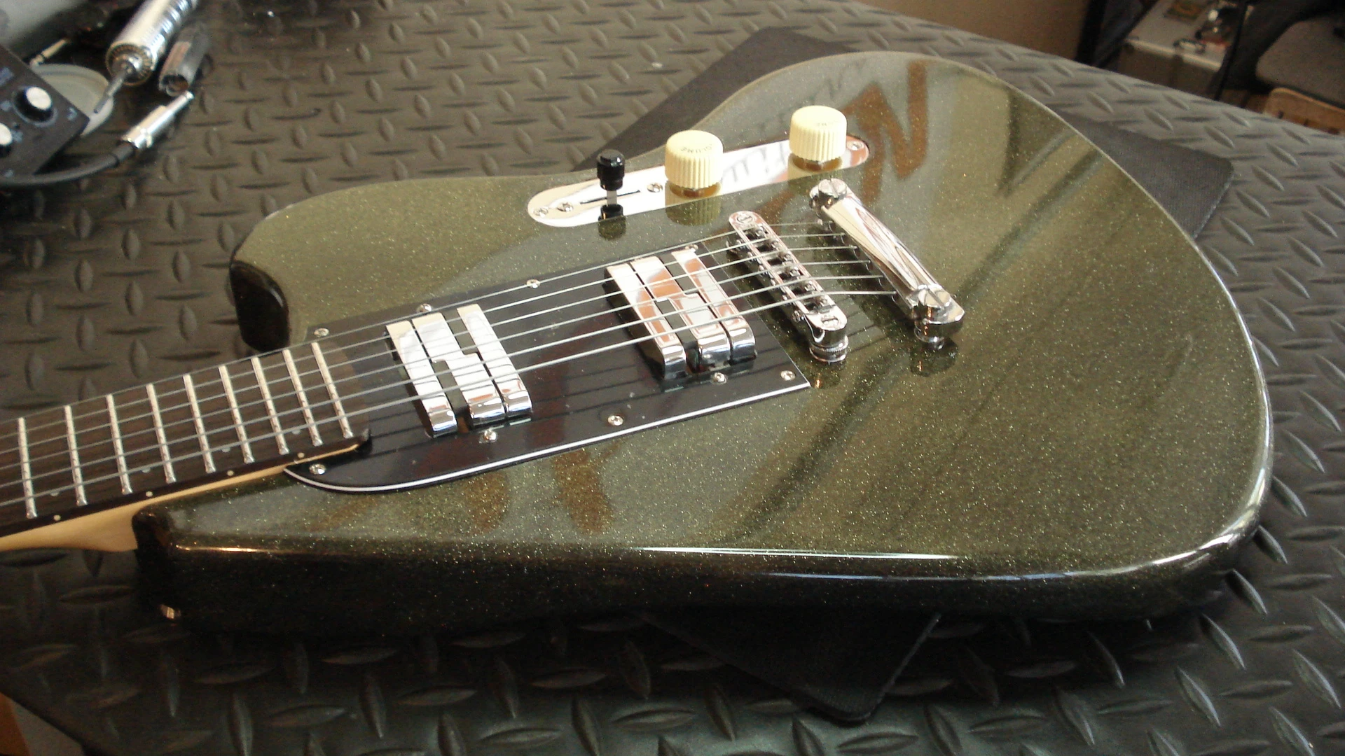 A Steen guitar with Lace Alumitone pickups, chrome hardware and Dunlop strings