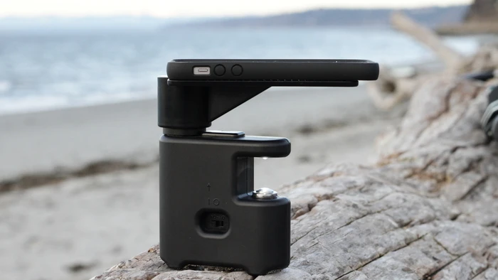 The MicrobeScope lacks any adjustment knobs – it has a fixed-focus lens, and just the one level of magnification