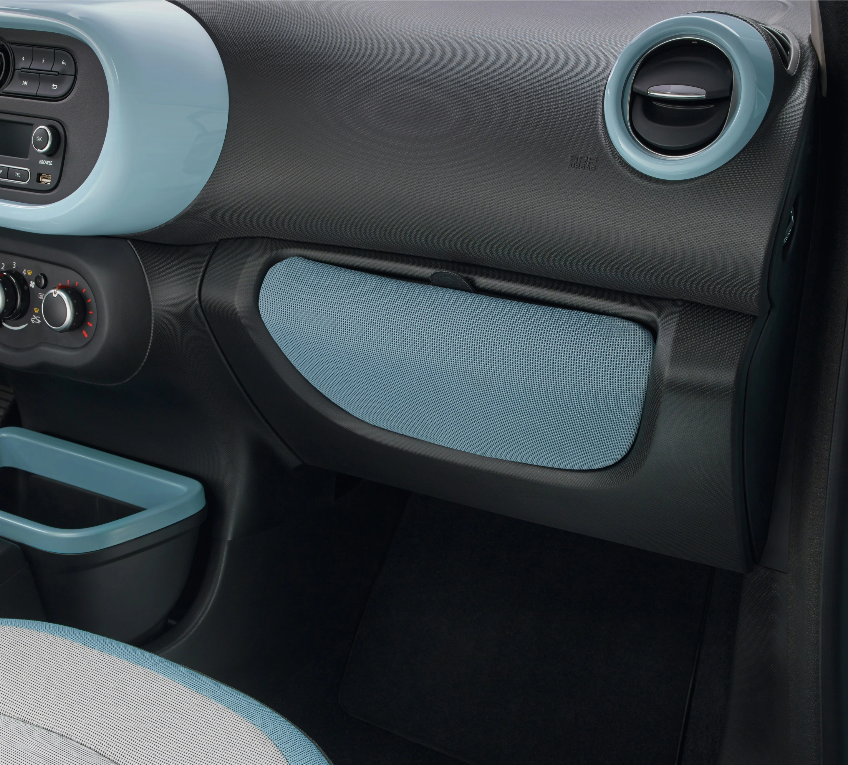 Renault Twingo glove box (closed)