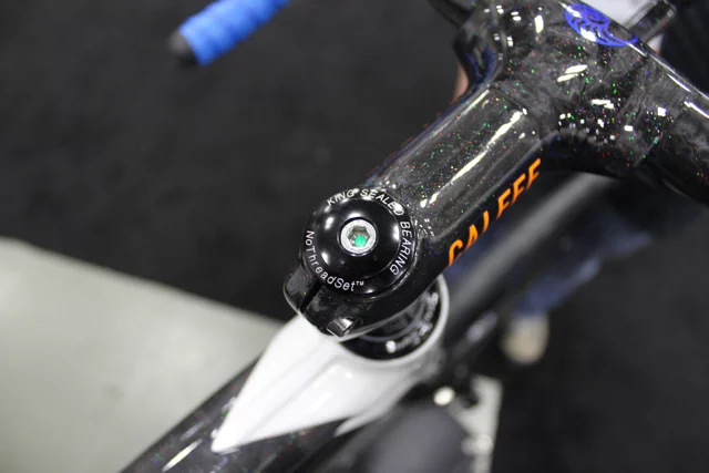 The Calfee also lets the rider check the battery status of the Shimano Di2 electronic shifting system, via the green LED visible in the stem cap (Photo: Ben Coxworth/Gizmag.com)