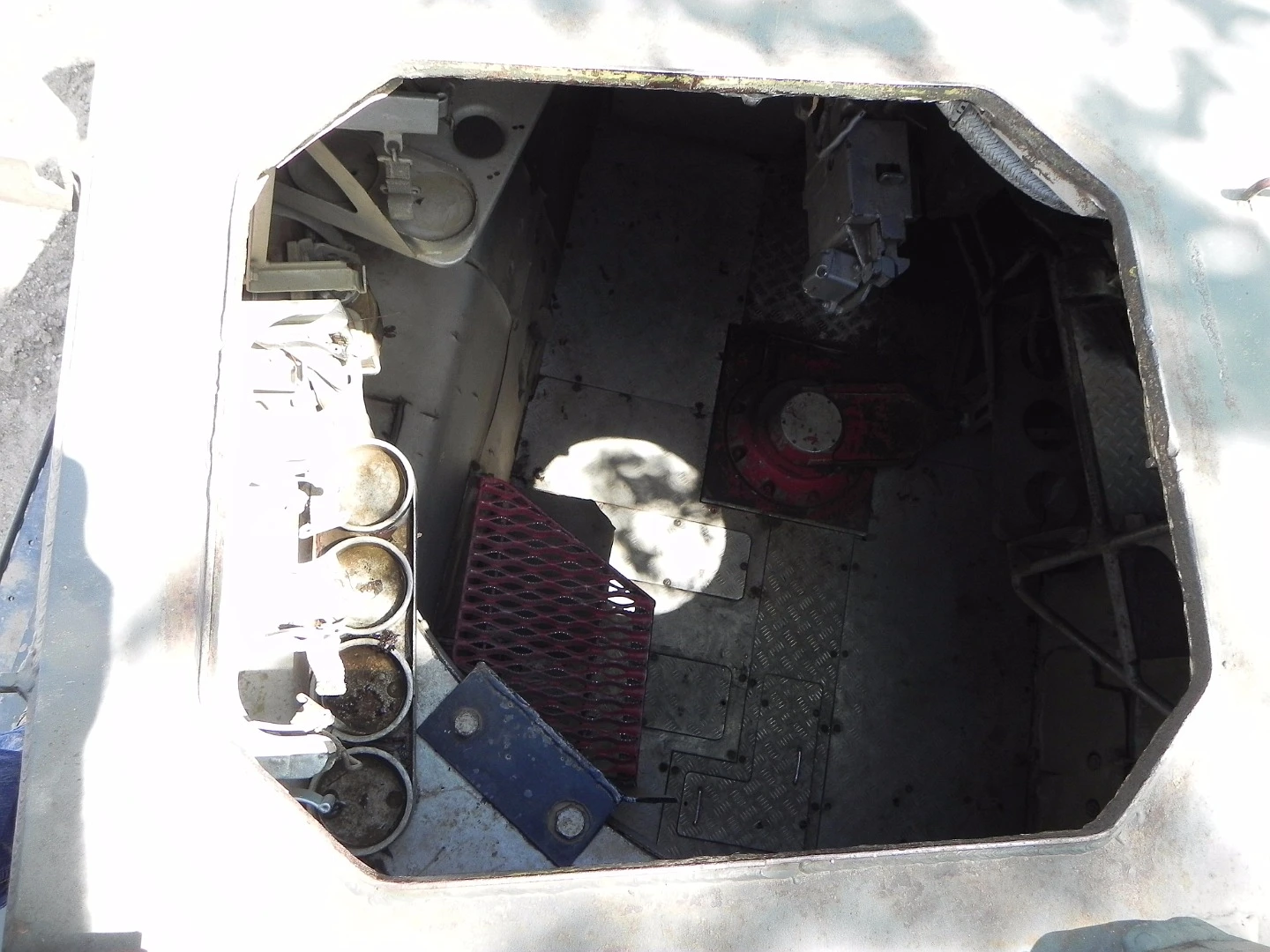 The commander's position on the FV433 contains a foot stand for standing out of the turret and a rack for signals and other items