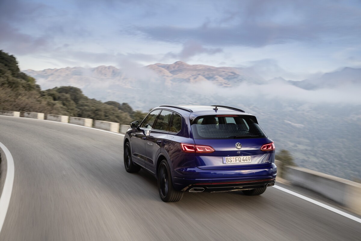 Whether you need a mid-size SUV for city or mountains, the Touareg R offers some interesting advantages