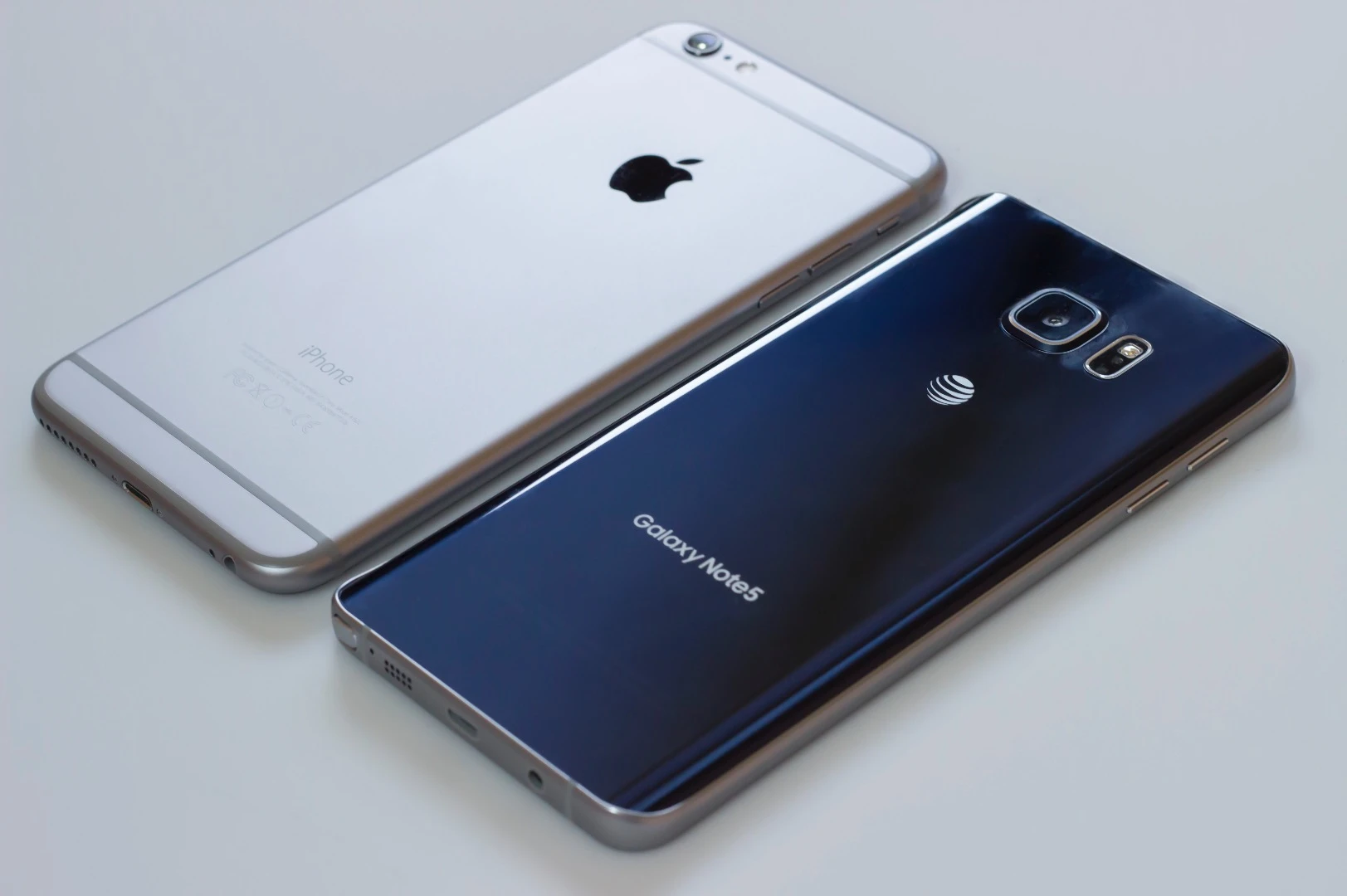 iPhone 6 Plus (left) with the Galaxy Note 5
