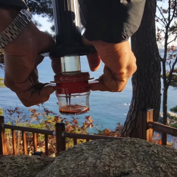 Making espresso with the Cafflano Kompresso