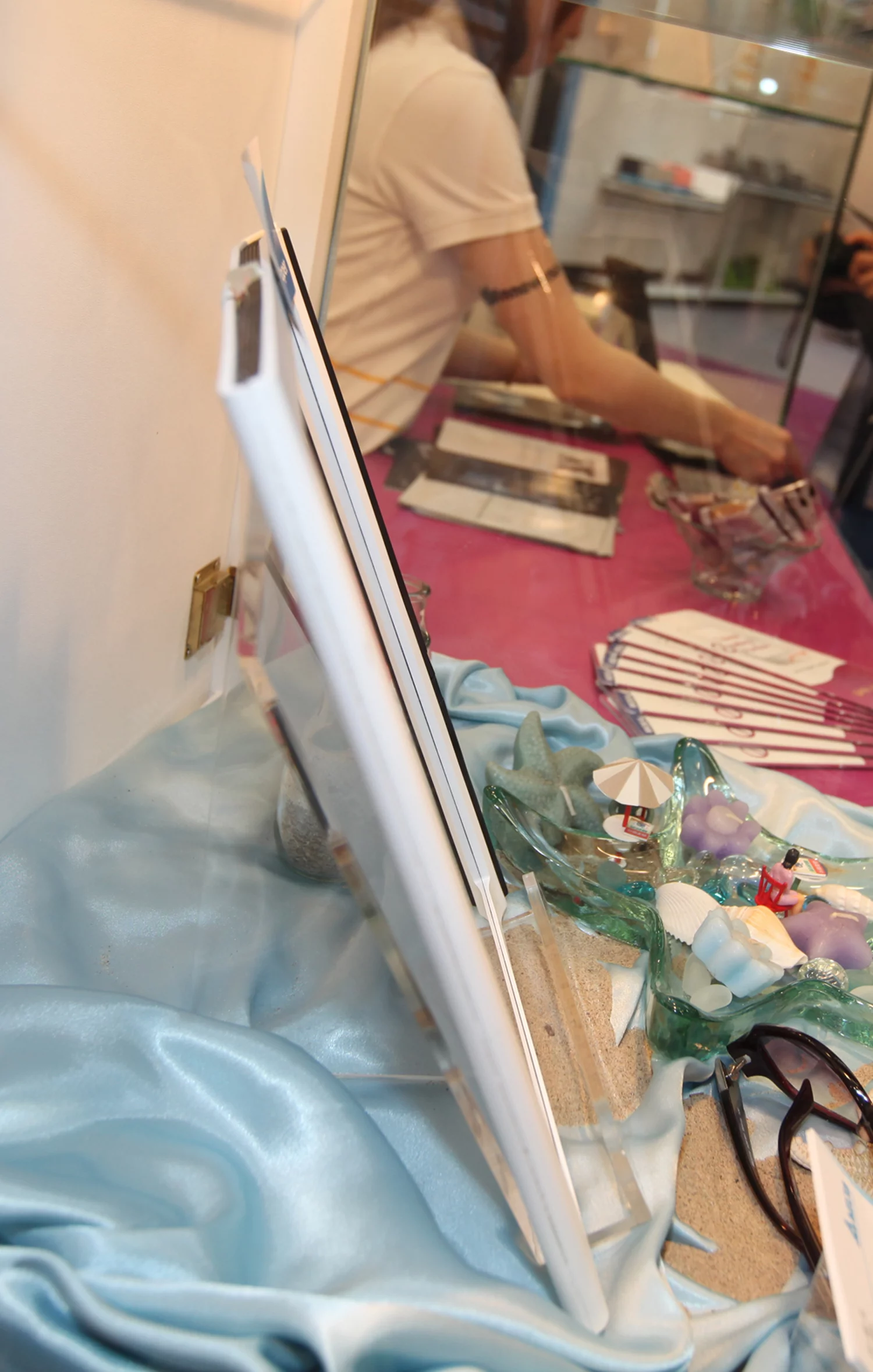 Thin and lightweight, the e-Magazine is about half the weight of an iPad