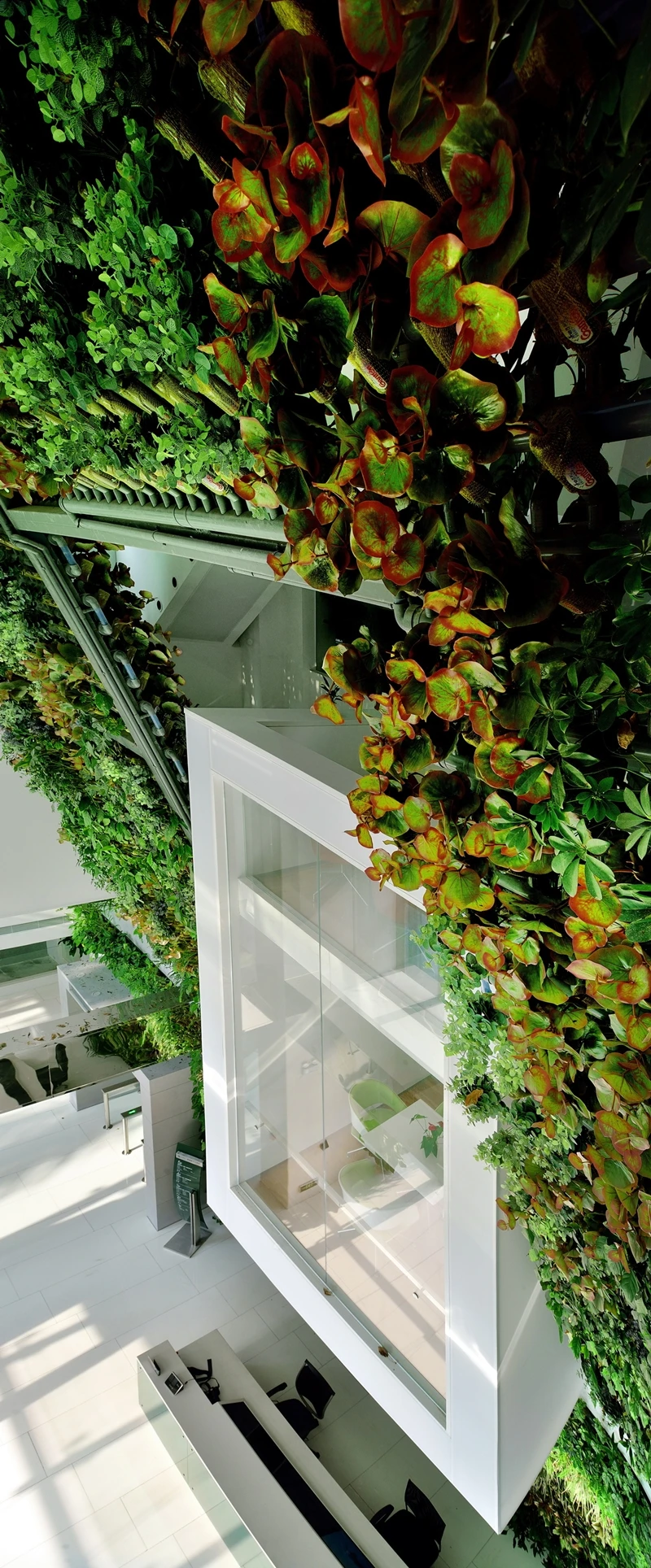 The system is made of a grid of sealed interconnected tubes