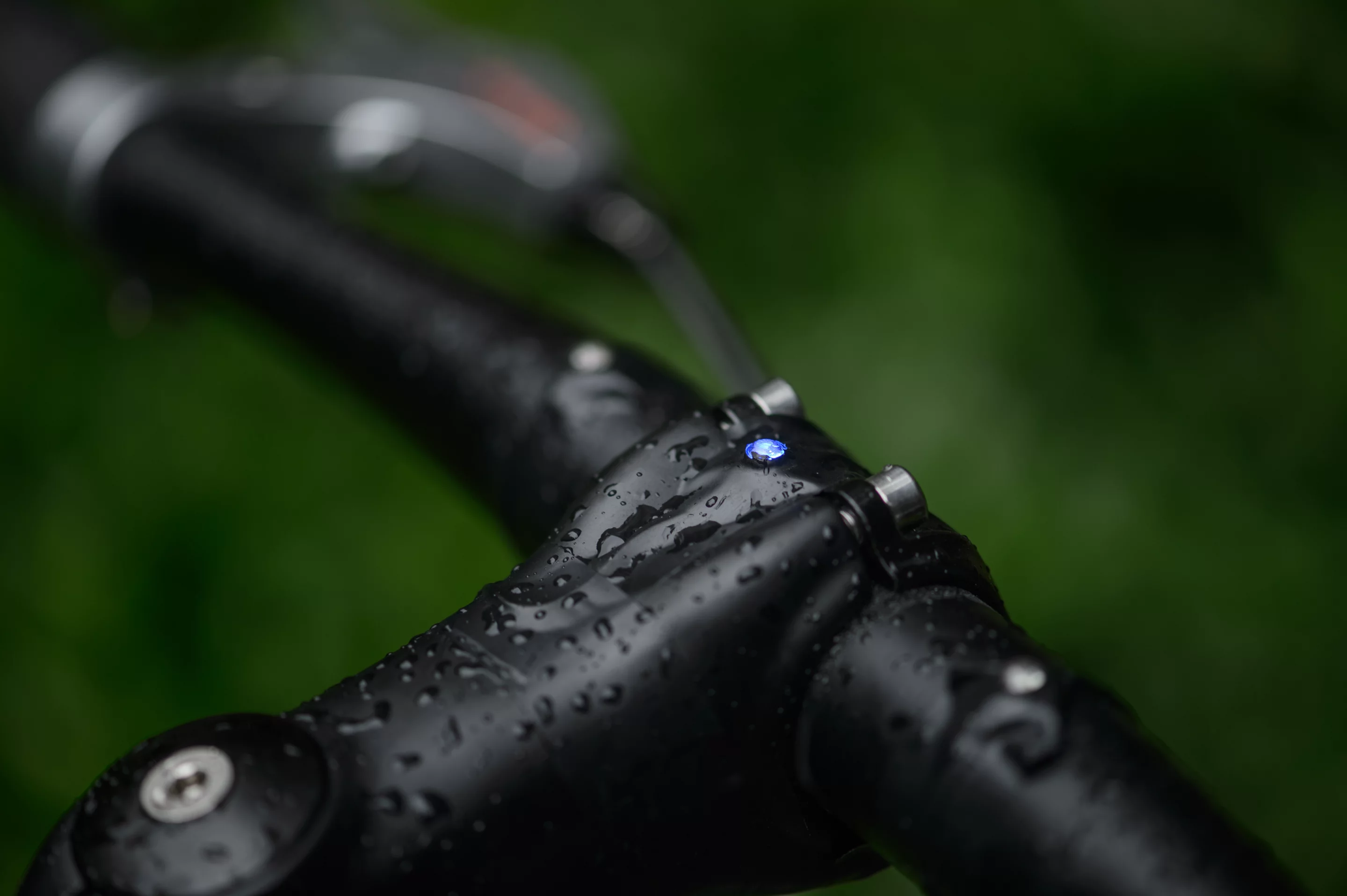 The BiCi's head- and tail lights automatically come on and turn off via an ambient light sensor