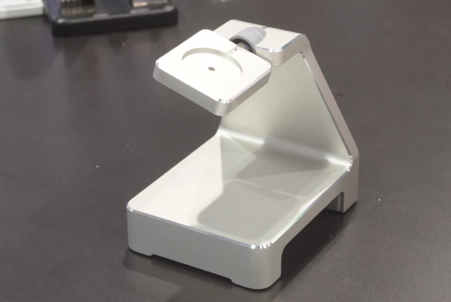 Apple's inductive charger will be contained in the Bandstand's swiveling head, upon which the user will place their watch (Photo: C.C. Weiss/Gizmag)
