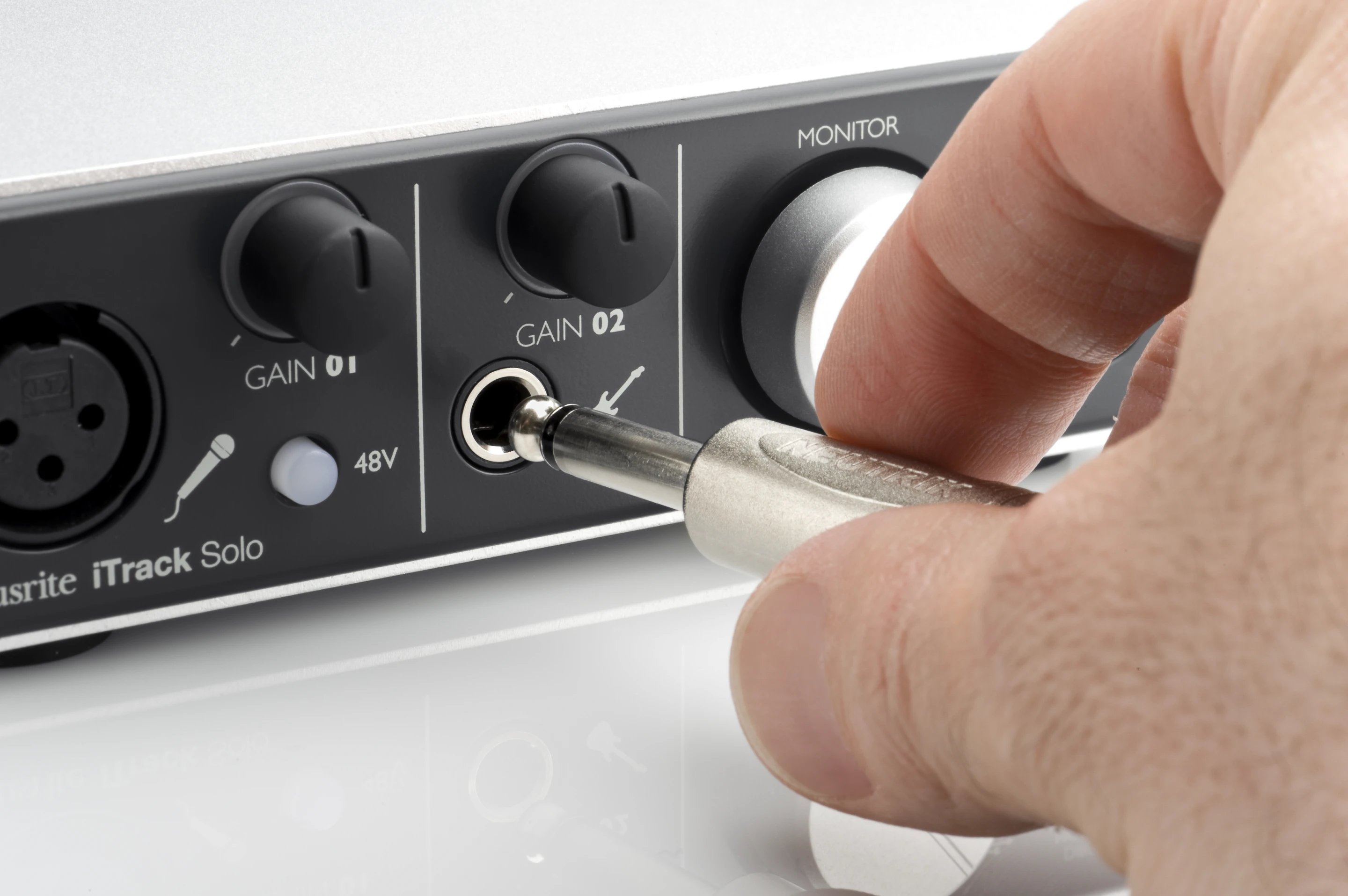 The instrument input has a frequency response of 20 Hz to 20 kHz (±0.2 dB), a gain range of 10 to 55 dB and a max input level of -3 dBu