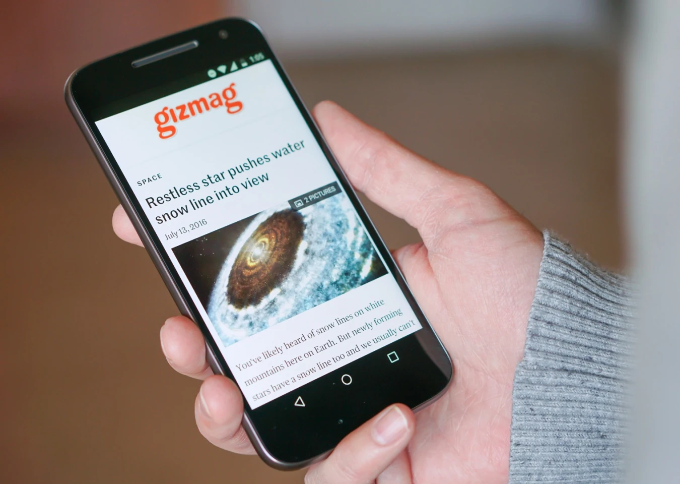The ultra-comfortable Moto G4 in hand