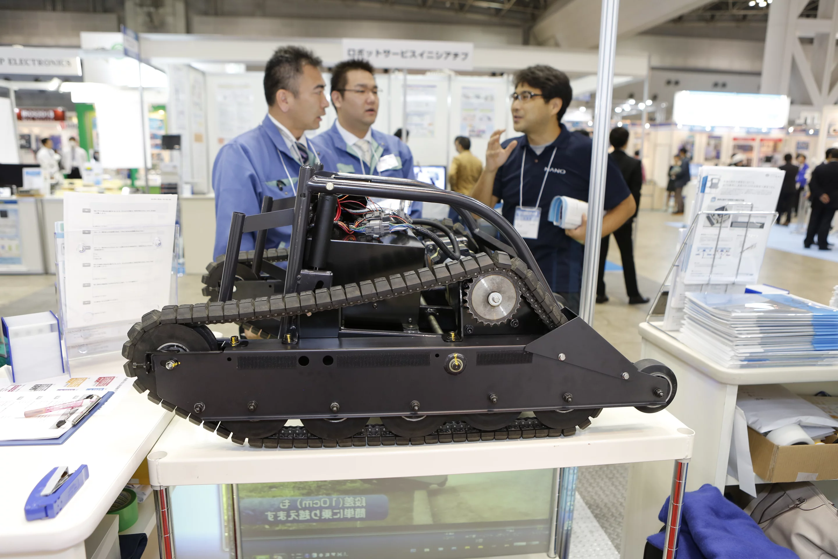 Both models use the same 400w powertrain and rubber caterpillar-style tracks and have the same top speed of 6 km/h.