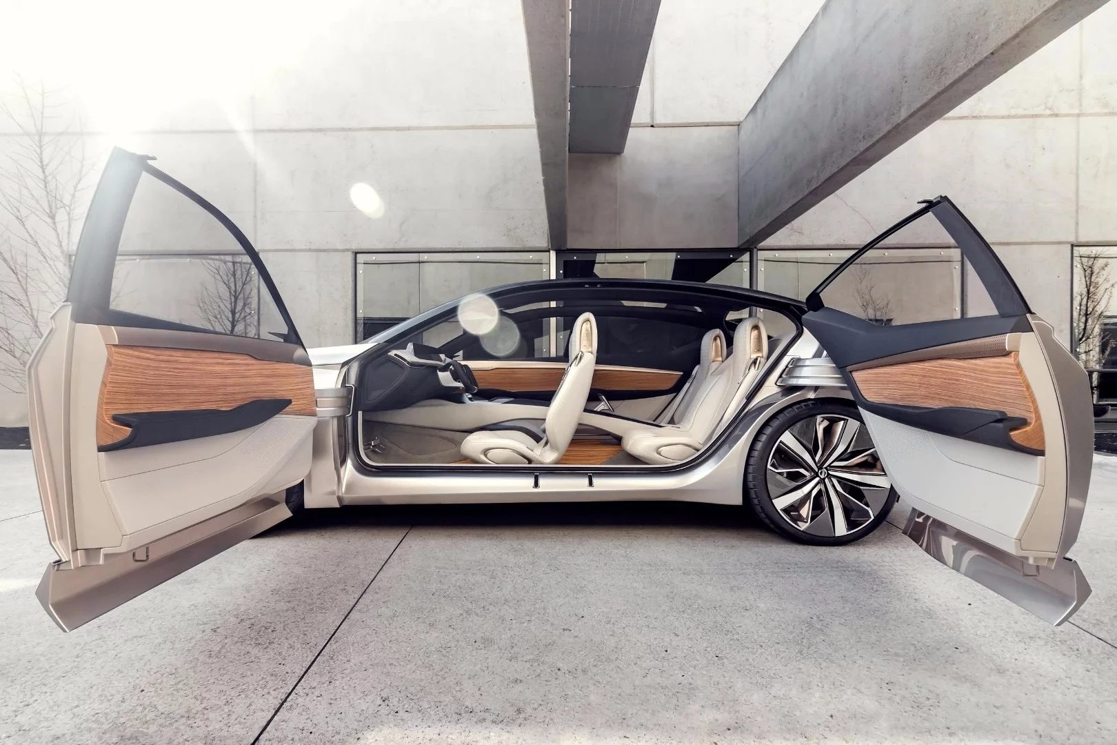 Inside the Nissan concept, a pillar-less door design opens up the interior to full view