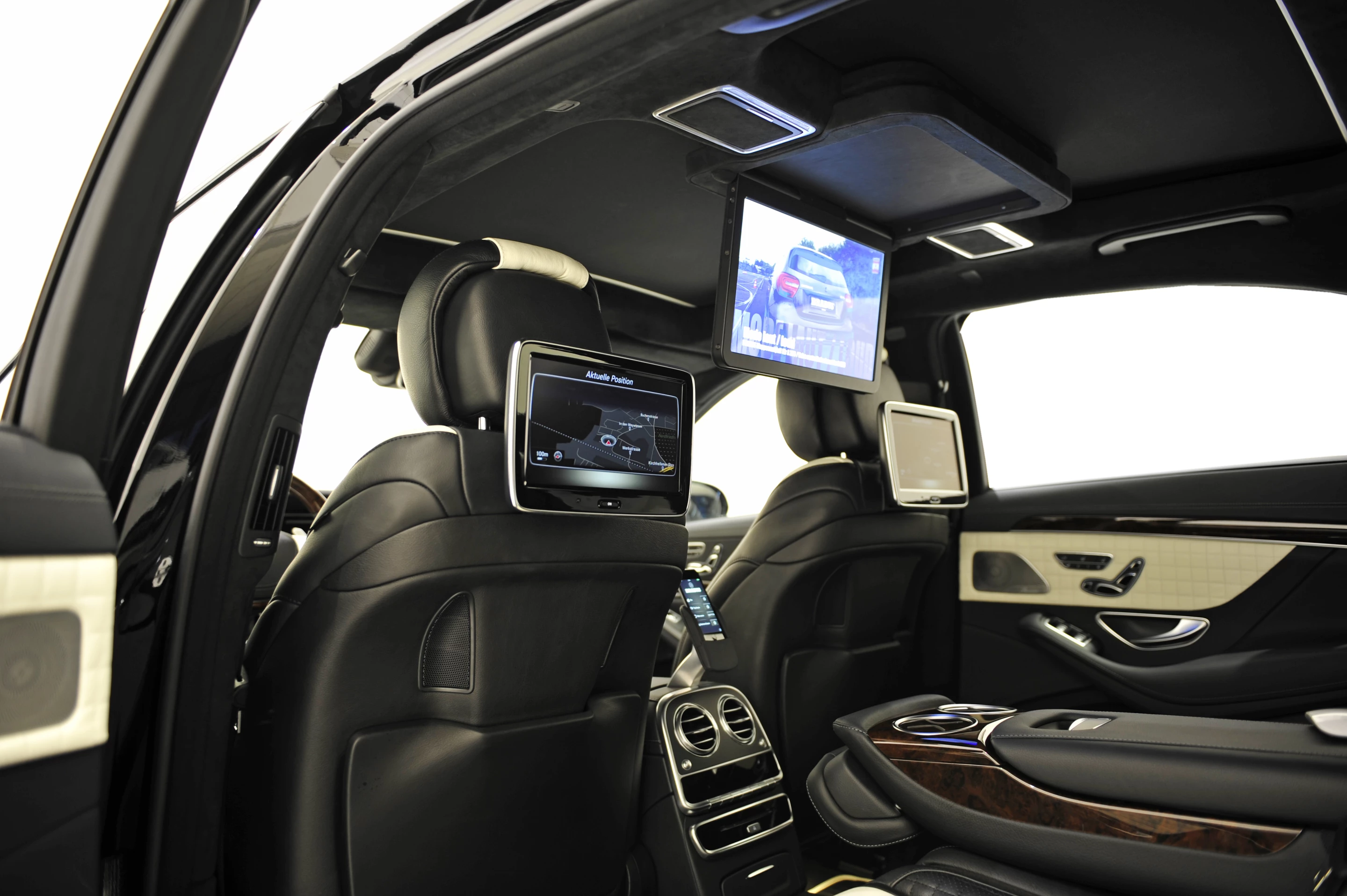 The Brabus 850 Biturbo iBusiness is the fastest office on wheels in the world, with 850 hp, 1,450 Nm torque and a top speed of 350 km/h.