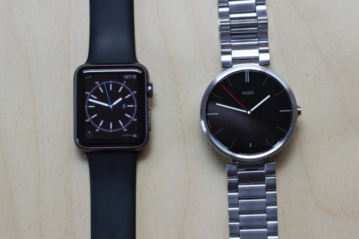 Gizmag takes a quick hands-on look at the 42 mm Apple Watch Sport (left) and the silver Moto 360 (Photo: Will Shanklin/Gizmag.com)
