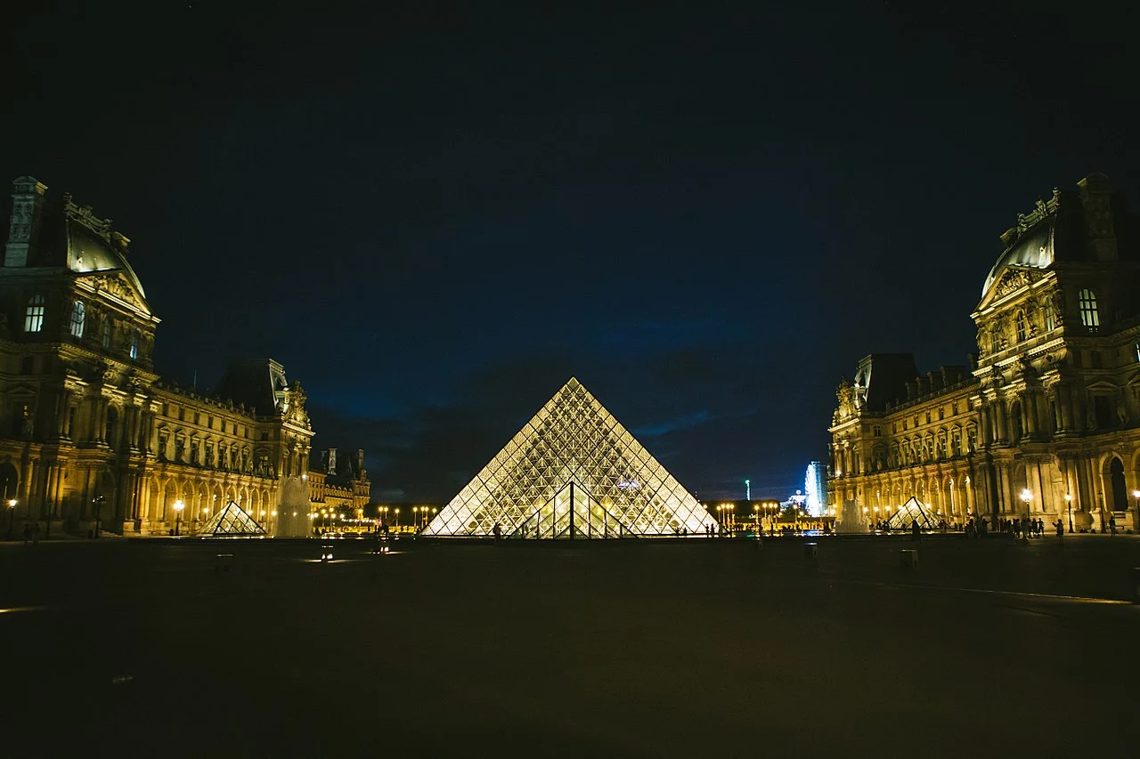 Commissioned in 1984 and completed in 1989, this iconic landmark was controversial at the time but is now considered one of the most successful modernist landmarks of the 20th century