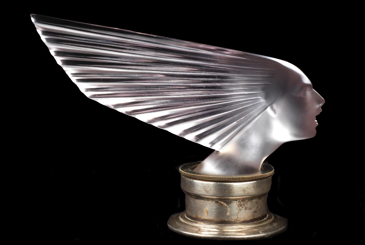 The height of art deco elegance, this Lalique Victory mascot is 26 cm long, mounted on a silver plated radiator cap and suitable for a desk display. Sold for $38,268 (€31,250)