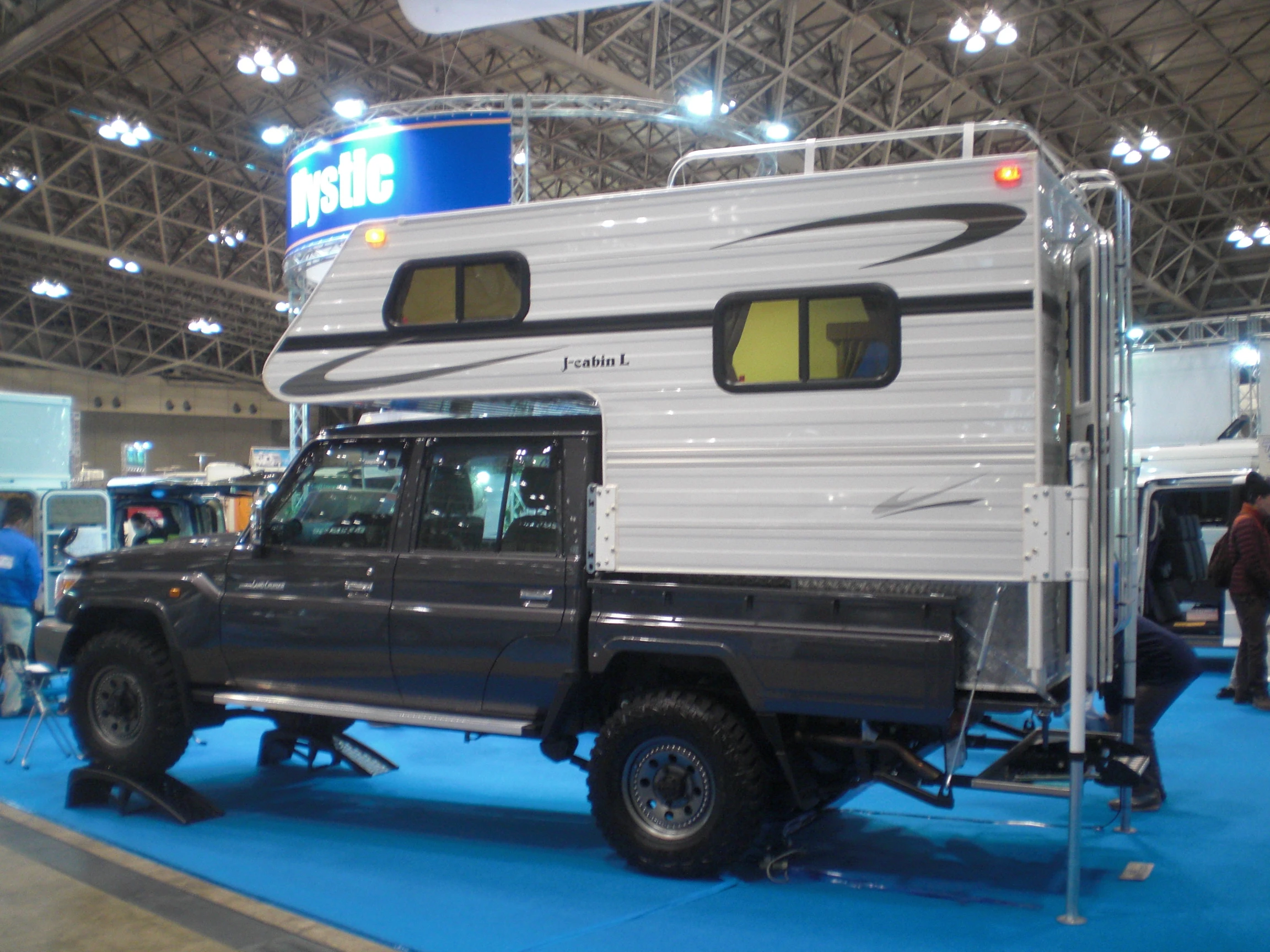 The J-cabin L mounted on the back of a Toyota Land Cruiser (Photo: Stephen Clemenger/Gizmag.com)