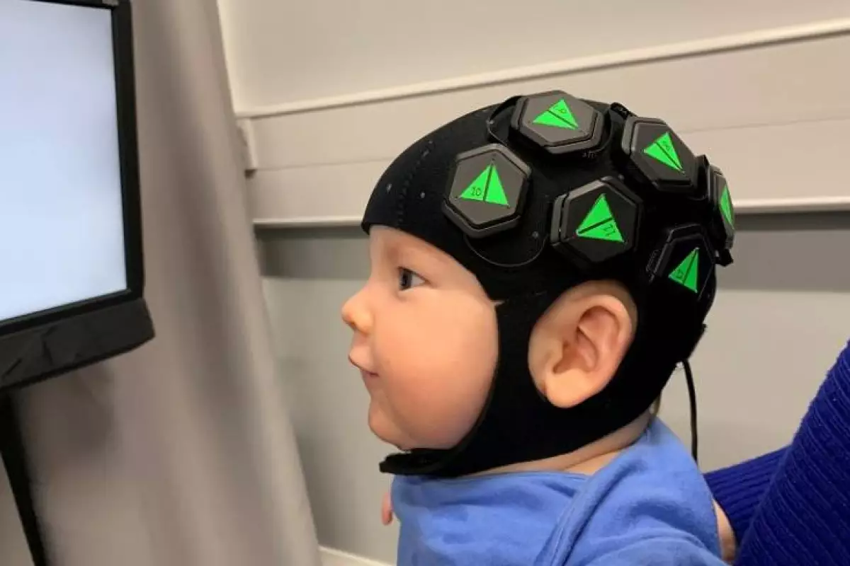 The device uses near-infrared light to measure brain activity with a resolution similar to that of MRI
