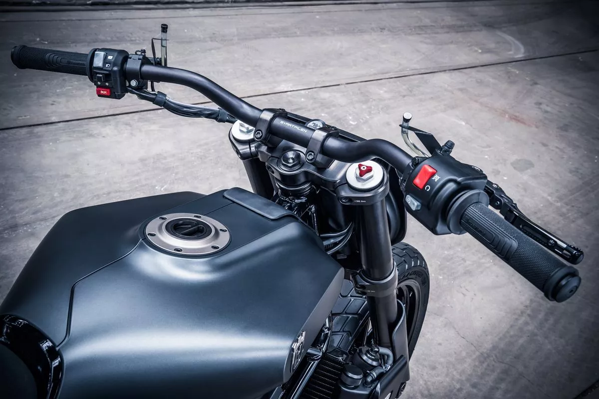 The Svartpilen 701 shares its engine and chassis with the Vitpilen, but with some styling changes to give it that flat-tracker look