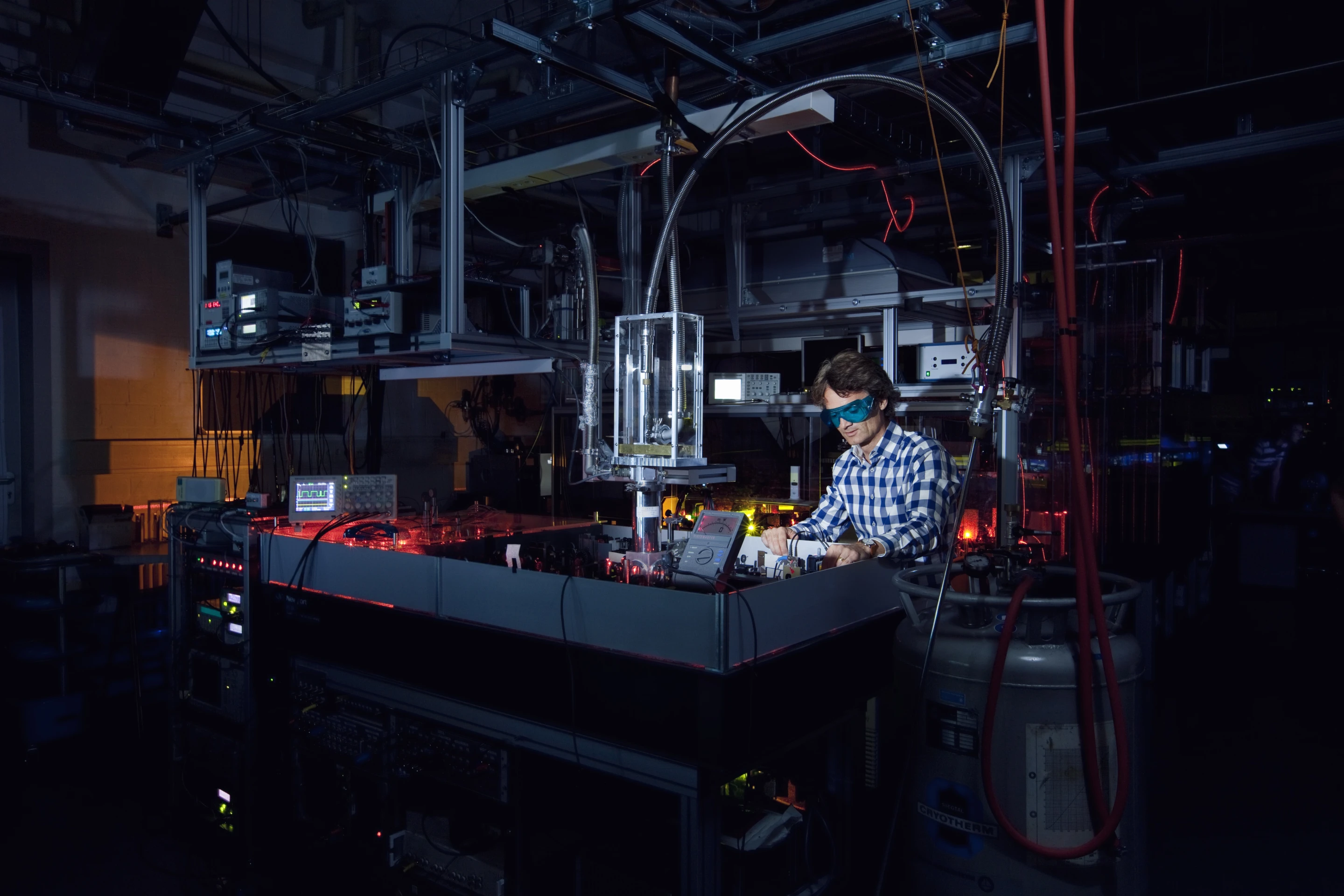 Professor Thomas Halfmann at work on the laser system (Photo: TU Darmstadt)