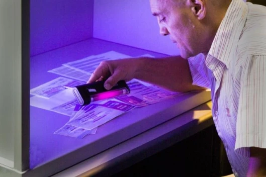 Xerox demonstrates its flourescent anti-counterfeit technology.
