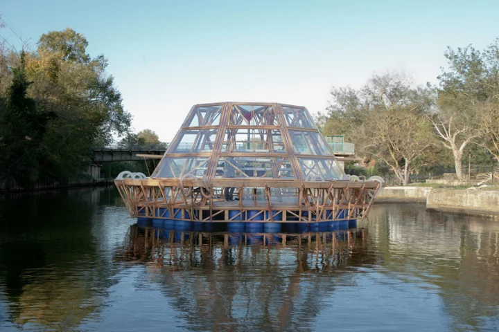 The Jellyfish Barge operates off-grid and produces its own water via an onboard system of solar distillation (Photo: Matteo de Mayda)
