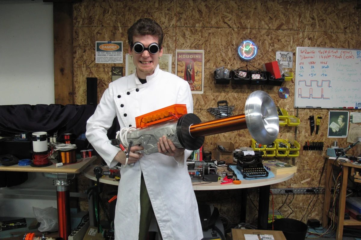Rob Flickenger has created a fully functional, battery-operated Tesla Gun of the kind used by Nikola Tesla himself in a graphic novel about the pioneers of power