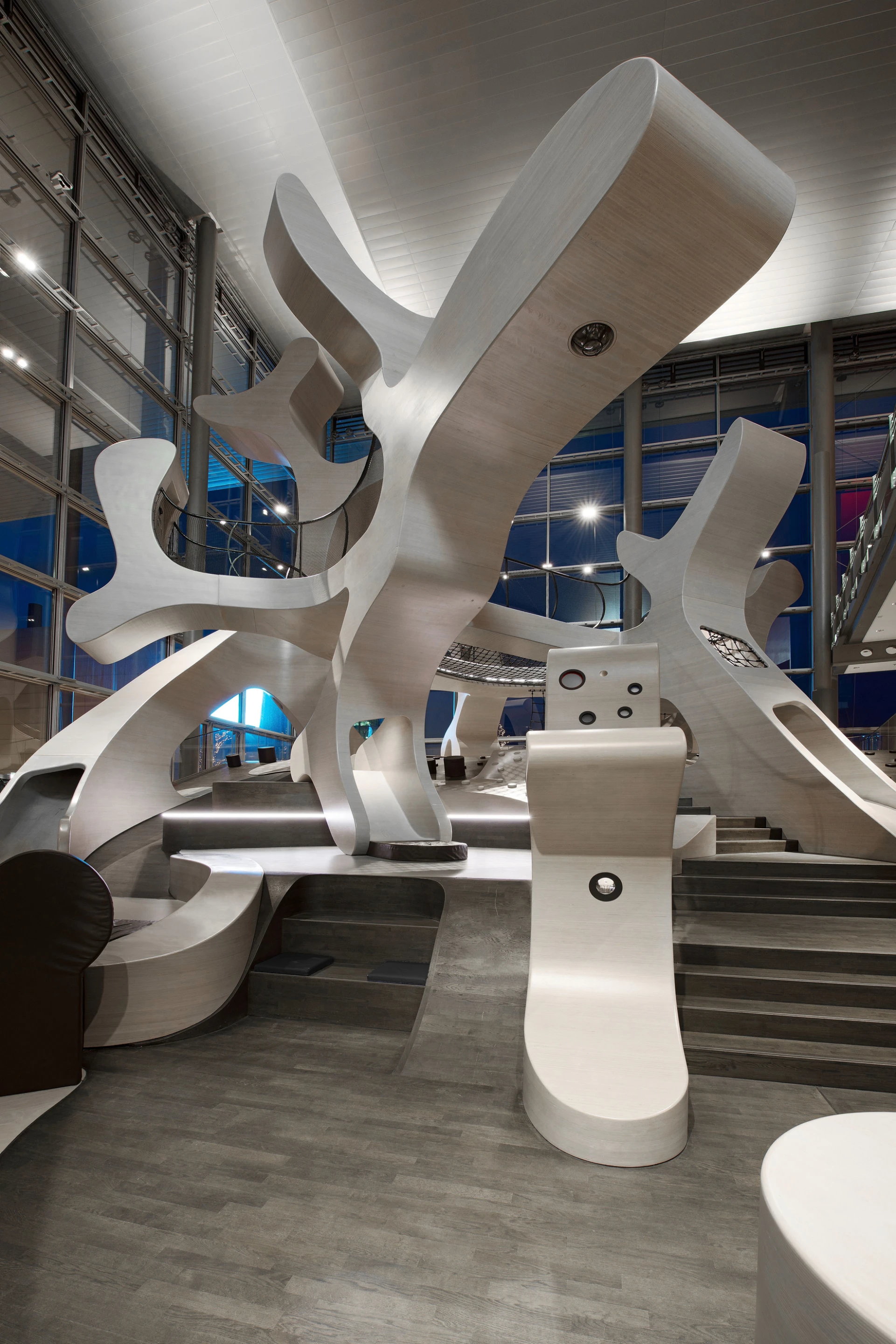 The curved shapes imply a feeling of motion (Photo: Uwe Walter for Autostadt, Wolfsburg)