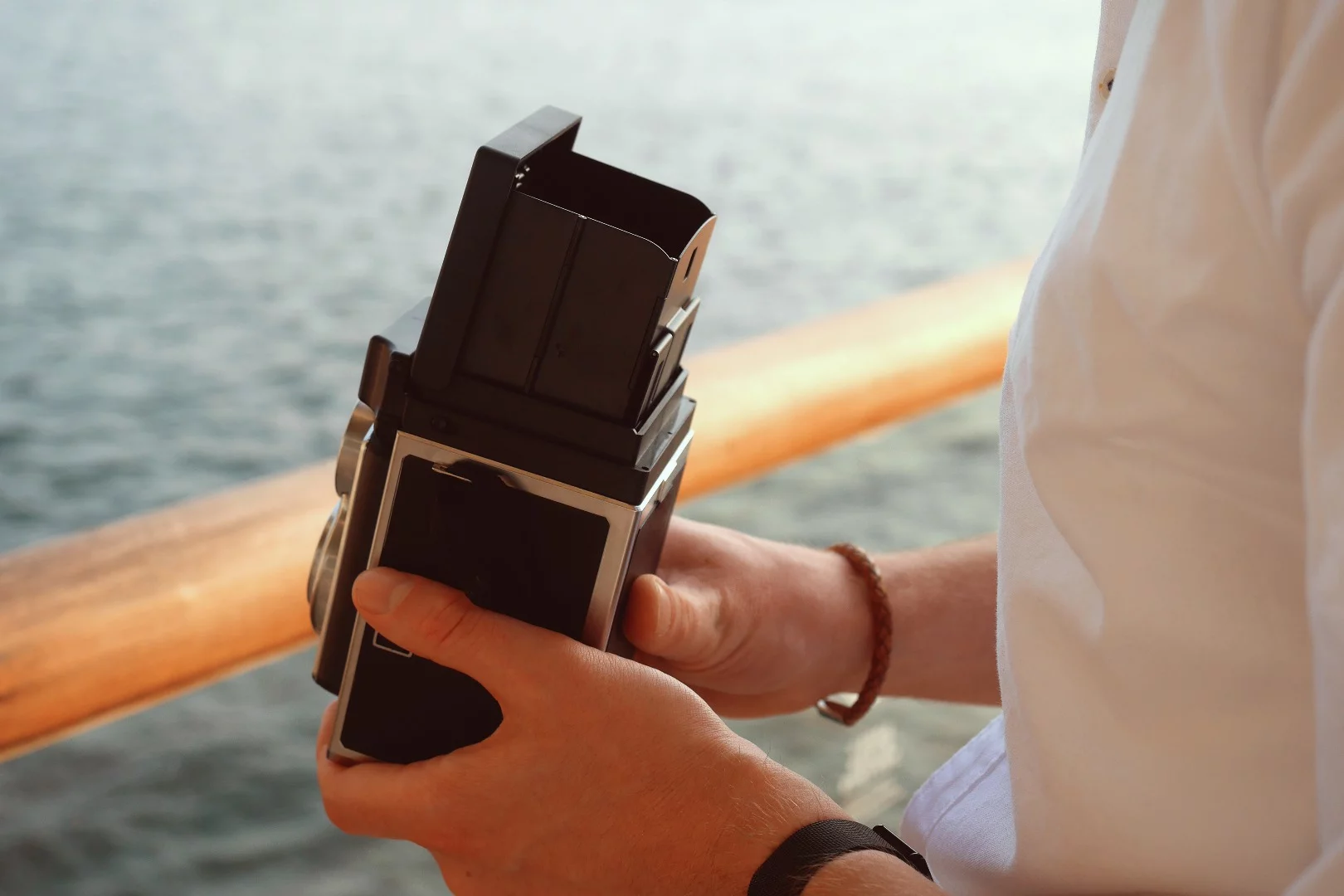 The Rolleiflex Instant Kamera sports a lift up Fresnel anti-glare viewfinder for camera operation at waste level