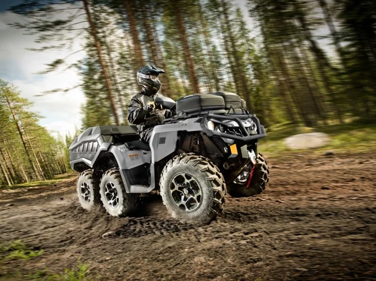 The Outlander 6x6 1000 XT boasts 1,650 lb (750 kg) of towing