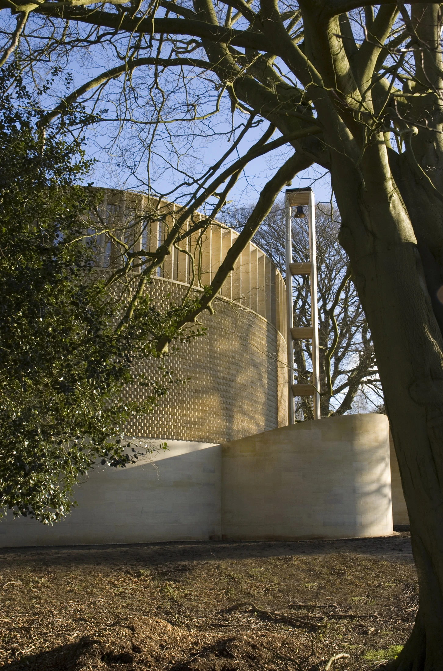 The chapel boasts underfloor heating, natural ventilation, automatically opening windows, and solar shading (Photo: Niall McLaughlin Architects)
