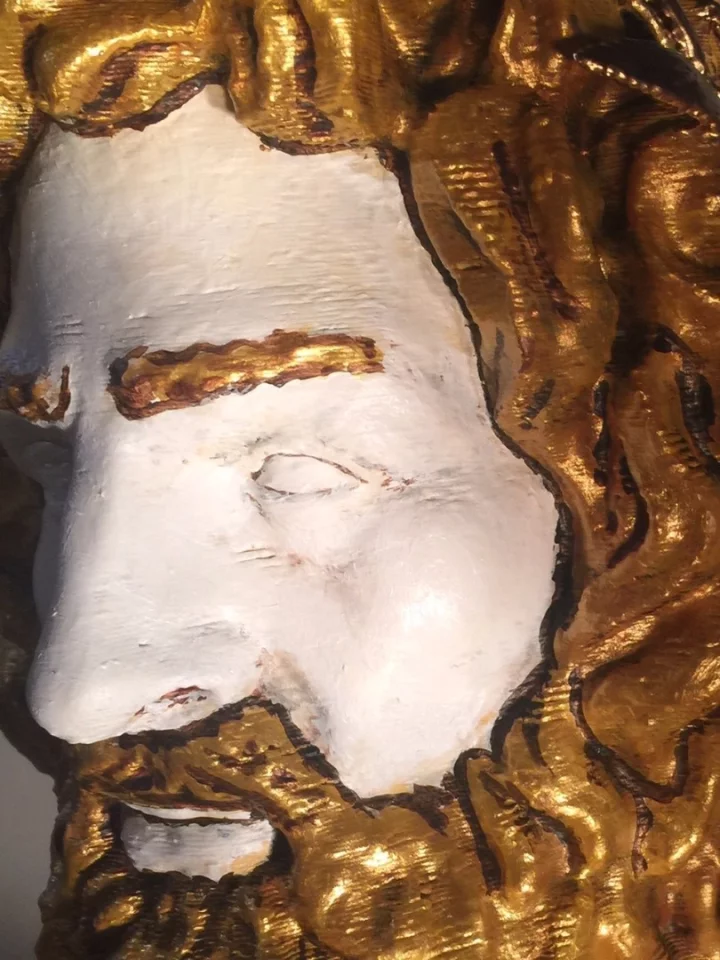 The replica was painted to give it the ivory and gold finish of the original